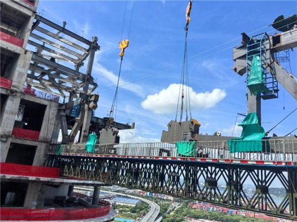 星火配资 117米高空牵手！深圳前海一丹中心项目钢结构连体桁架顺利合拢