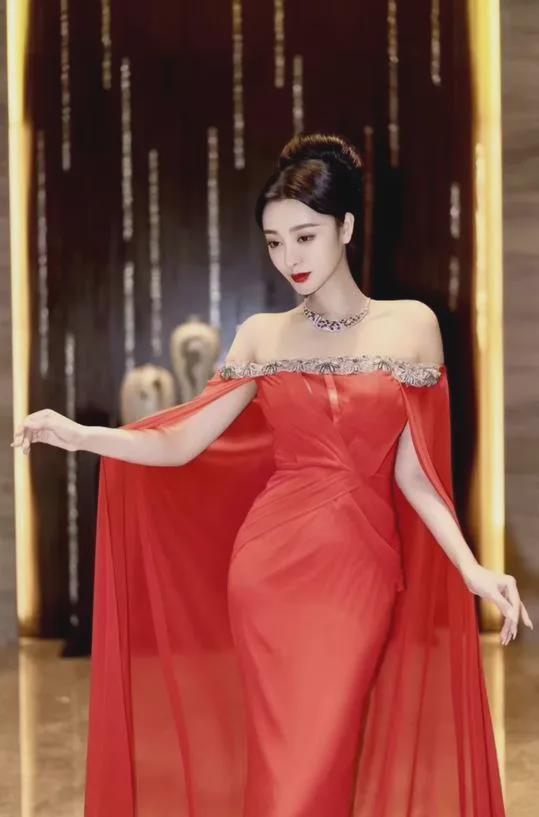 大彩配资 9年前，深圳富家女花800万整成范冰冰，丈夫整容成李晨，现在成这样